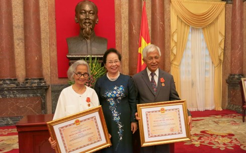 Professors Tran Thanh Van, Le Kim Ngoc awarded Friendship Order